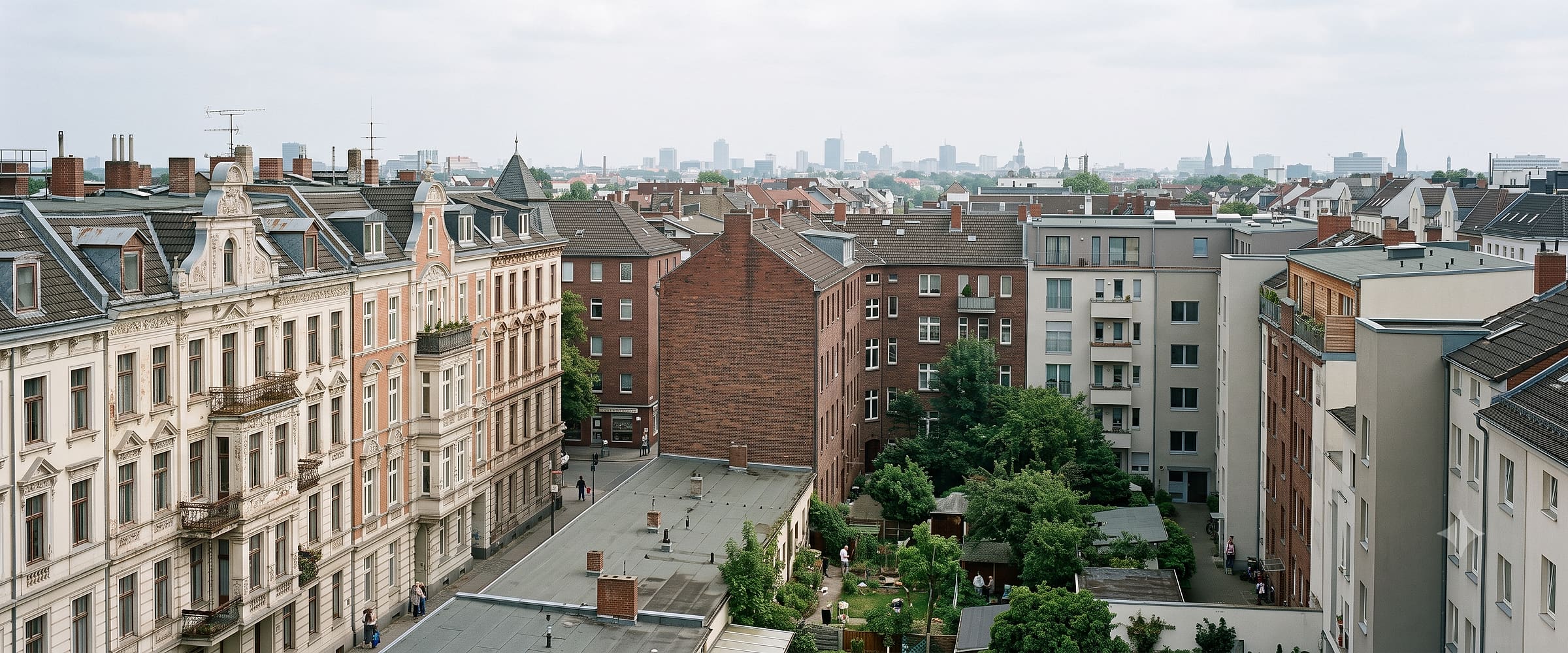 Wohnhäuser verschiedener deutscher Städte: Gründerzeit-Altbau, Klinkerbau und moderne Mehrfamilienhäuser